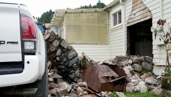 Communities still without power after California earthquake
