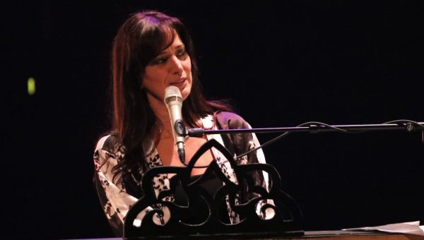 Chantal Kreviazuk Changes Canadian National Anthem Lyrics During NHL Game Against U.S.