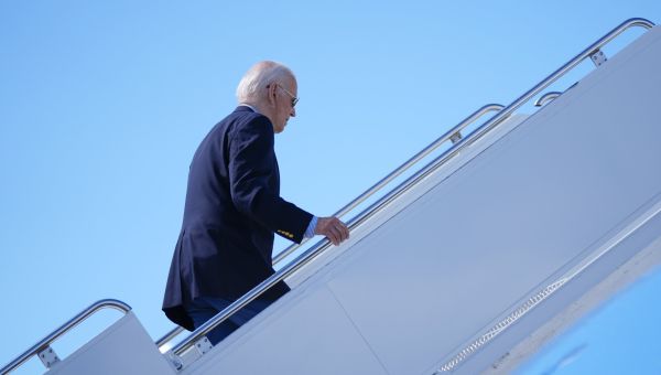 FACT FOCUS: Online reports falsely claim Biden suffered a ‘medical emergency’ on Air Force One – WTOP News