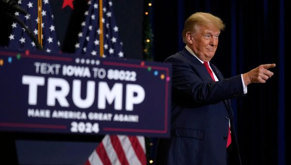 Donald Trump returns to Iowa with big lead in caucus polls