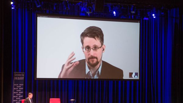 Edward Snowden Swears Oath Of Allegiance To Russia