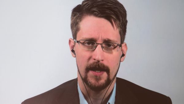 Edward Snowden Pledges Allegiance to Russia, Receives Russian Passport: Lawyer