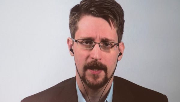 Edward Snowden swears allegiance to Russia, receives new passport