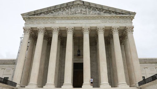 Supreme Court Extends Block on Trump Use of 1798 Law to Deport