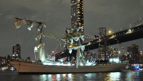 2 dead after Mexican tall ship hits Brooklyn Bridge snapping boat’s masts