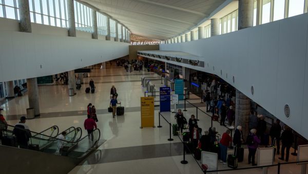Houston Hobby, Bush Intercontinental flights delayed as air travel across US in chaos after computer outage | Houston Public Media