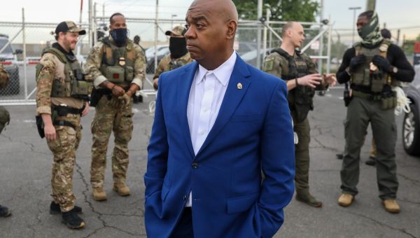 Newark mayor returns to ICE detention center, 4 days after his arrest