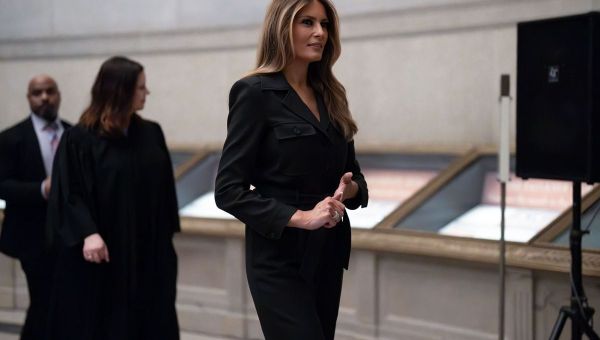 Melania Trump welcomes new citizens at National Archives ceremony