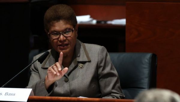 Police arrest suspect after home of LA Mayor Karen Bass broken into – UPI.com