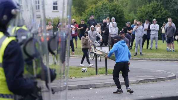 Government calls emergency Cobra meeting in wake of sixth day of violence