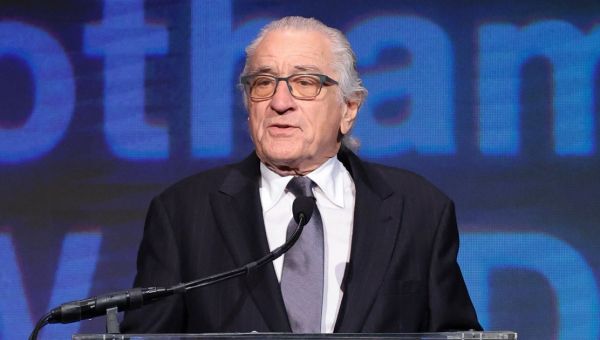 Robert De Niro loses cool on stage while accepting award