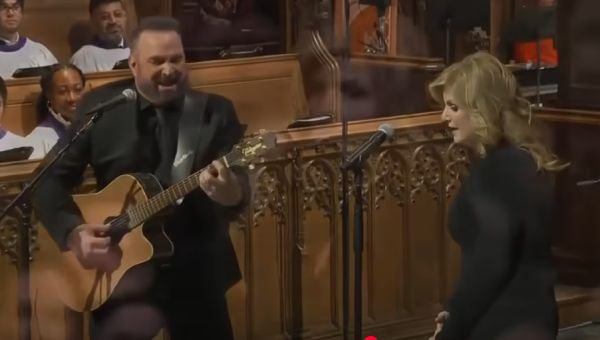 (Watch) Garth Brooks and Trisha Yearwood’s Sublime Performance of “Imagine” at Jimmy Carter Funeral – Showbiz411