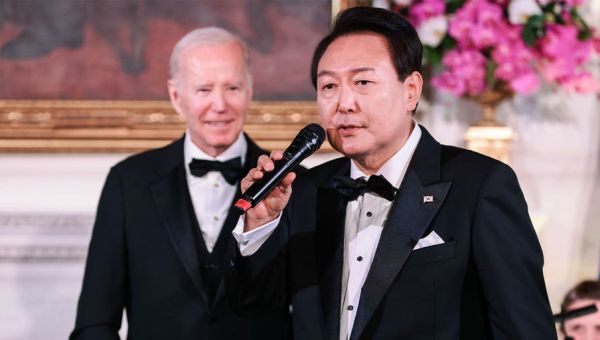 WATCH: South Korean president brings the house down with cheers after singing American classic at State Dinner