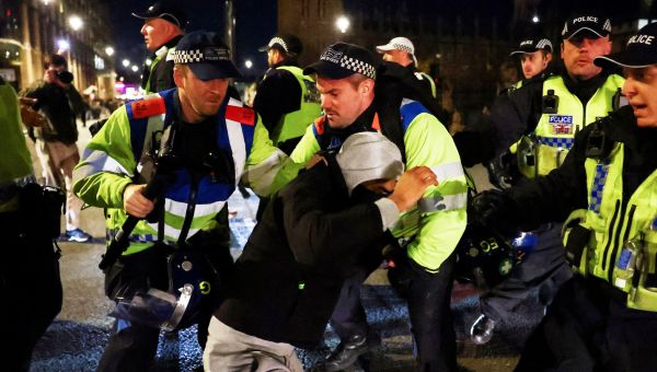 PM condemns ‘pro-Hamas’ marchers and yobs attacking cops at rival demo