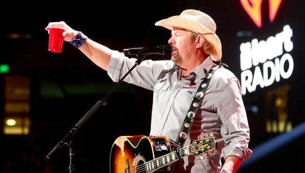 Watch Toby Keith’s “Truly Unforgettable” Performance of “Don’t Let the Old Man In” at the 2023 People’s Choice Country Awards