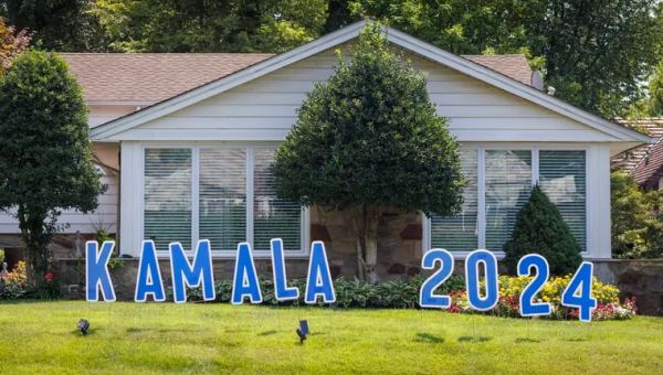 No signs? No problem, say those who have embraced Kamala Harris and a DIY attitude. | Helen Ubiñas