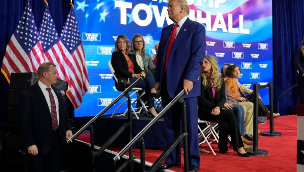 Trump’s Pennsylvania town hall turns into impromptu concert after medical incidents – The Boston Globe