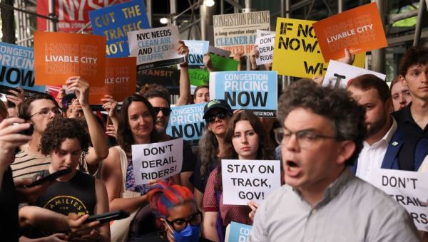 New York's governor said congestion pricing would hurt the economy. Businesses disagree