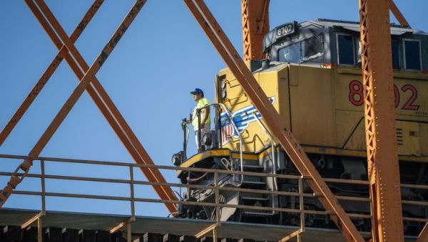 Railroads urge reopening of Eagle Pass and El Paso, Texas border crossings