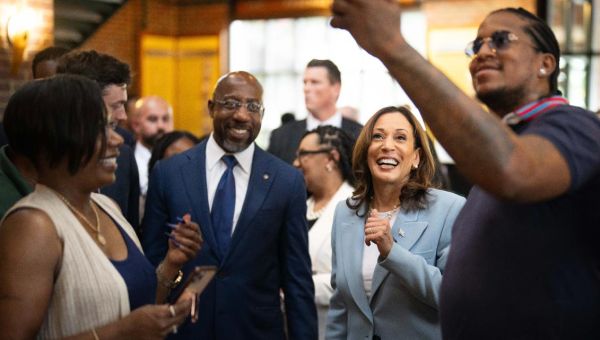 VP Kamala Harris visits popular Atlanta restaurant on campaign stop