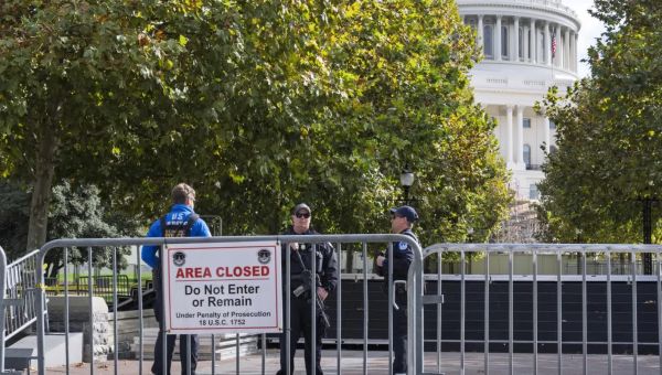 Man who “smelled like fuel” with torch and flare gun arrested at US Capitol