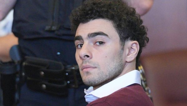 Mangione attorneys ask judge to stop federal prosecutors from seeking death penalty: “A political stunt.”