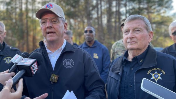 Louisiana governoru00a0visits destruction following deadly EF2 tornado
