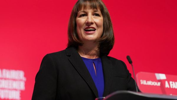Rachel Reeves slaps down adviser who called on her to keep £28bn green pledge