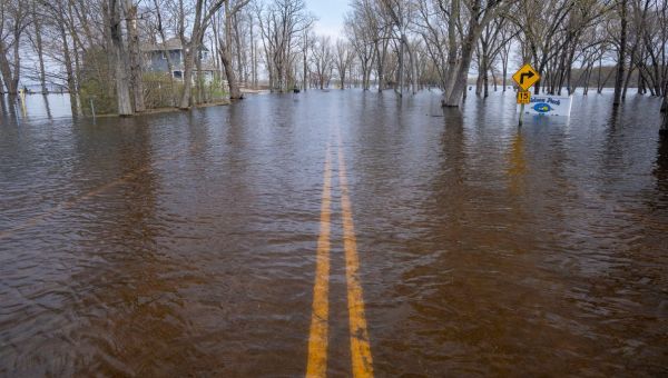 Train derails in Crawford County, Wisconsin along Mississippi River