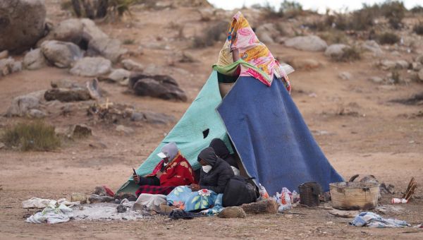 US judge bans separation of migrant families at southern border