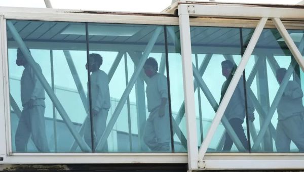 Supreme Court pauses deportations under Alien Enemies Act in Texas