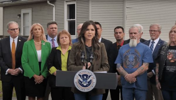 Noem, ‘angel families’ call on Illinois governor to end ‘dangerous sanctuary policies’