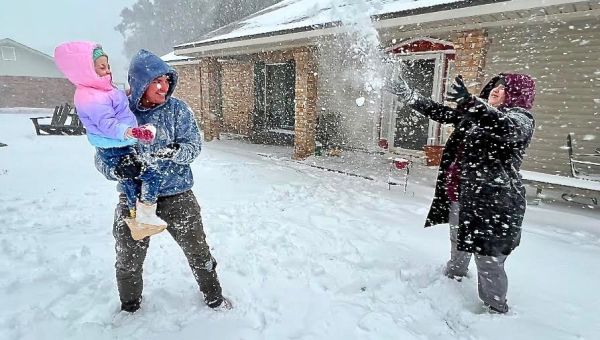 Snowfall brings excitement to youngsters experiencing their first snow day – American Press