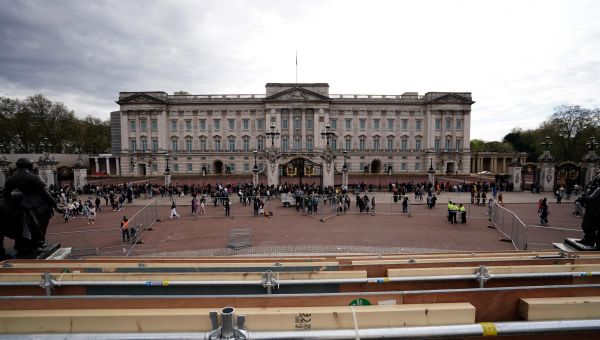 Controlled explosion carried out by police outside Buckingham Palace amid arrest