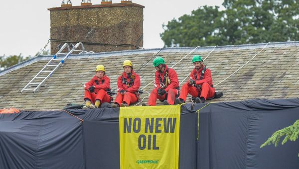 First pictures as police called to Rishi Sunak’s home after protestors mount roof