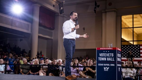 Pete Buttigieg in Cedar Rapids: 'The American people bow to no king'