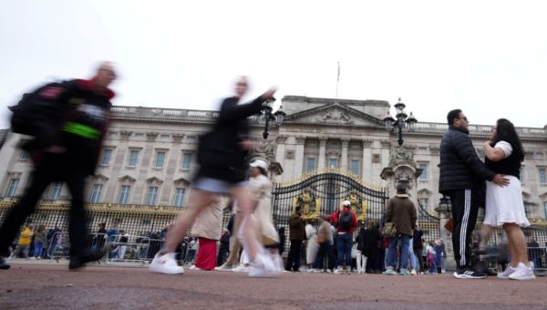 Man arrested outside Buckingham Palace, controlled explosion performed
