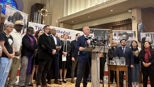 Sacramento embraces surprise arrival of migrants stuck in national political feud