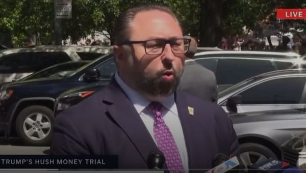 MAGA Guy With Clip Art Butthole For Mouth Says Robert De Niro 'Washed Up Actor'