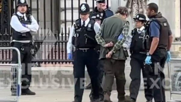Coronation latest news: Moment man arrested outside Buckingham Palace