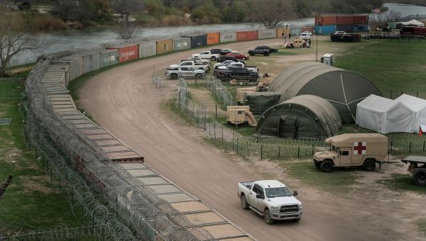 Judge blocks Texas law allowing police to arrest migrants