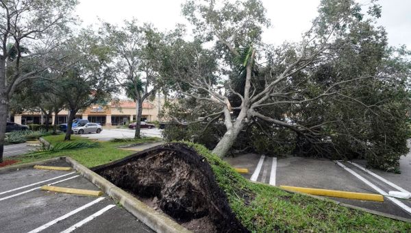 Hurricane Ian Nears a Category 5 as It Begins Lashing Florida