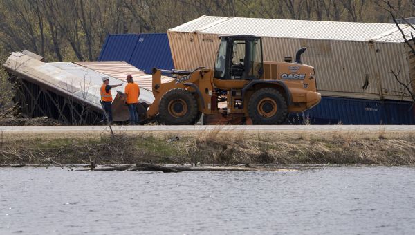Train Derailment in Wisconsin Sends Railcars Into Mississippi River