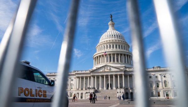 Man Who ‘Smelled Like Fuel’ With Torch and Flare Gun Arrested at US Capitol