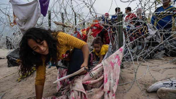 Texas Gov. Abbott Signs Illegal Crossing Law as US Senate Wrangles