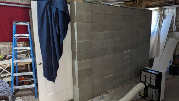 Woman escapes from cinderblock cell in Oregon, prompting FBI search for more possible victims