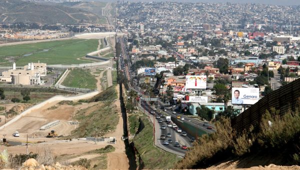 Texas governor signs law criminalizing illegal entry from abroad