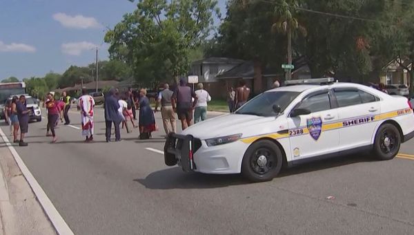 Racist gunman kills three black people in Florida shop