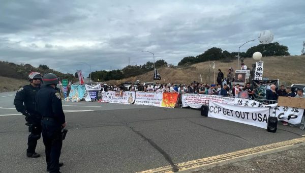 Video of protester struggling to burn Chinese flag viewed 100k times