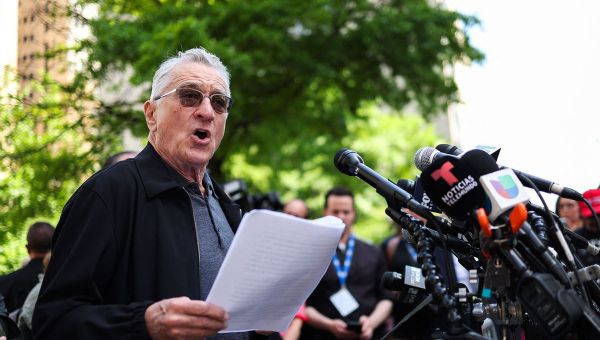 Outside Manhattan court, Robert De Niro calls Trump a “coward” who has others do his “dirty work”